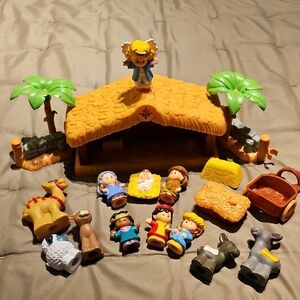 FISHER- PRICE LITTLE PEOPLE NATIVITY  PLAY SET 16 PIECES IN GOOD WORKING CONDITI